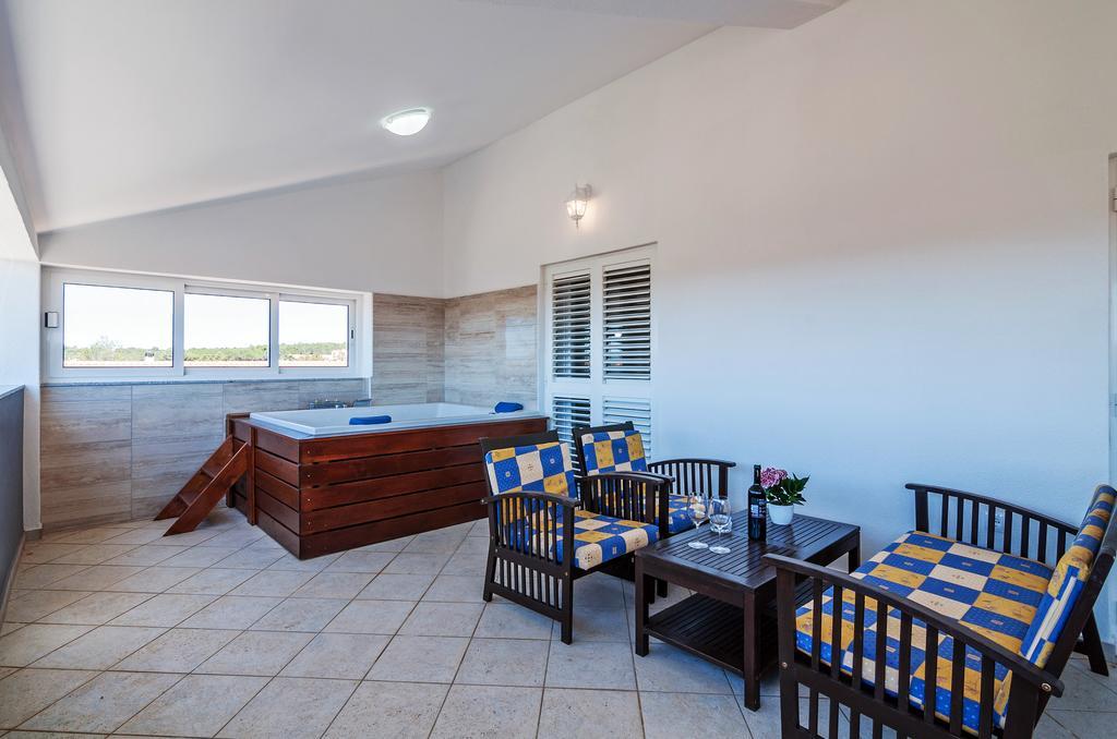 Apartment Tony With Private Pool Sukošan Екстериор снимка
