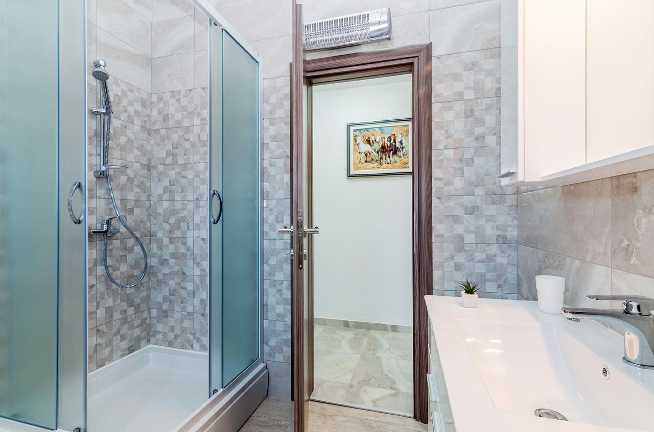 Apartment Tony With Private Pool Sukošan Екстериор снимка
